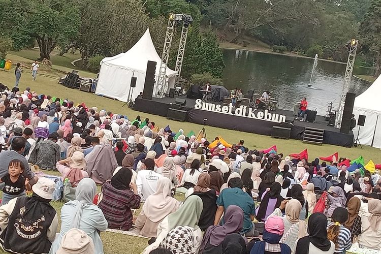 Suasana konser musik bertajuk Sunset di Kebun yang diselenggarakan di Kebun Raya Cibodas, Cianjur, Jawa Barat, Minggu (29/10/2023). Acara yang digelar selama dua hari sejak kemarin ini menghadirkan sederet musisi ibukota.