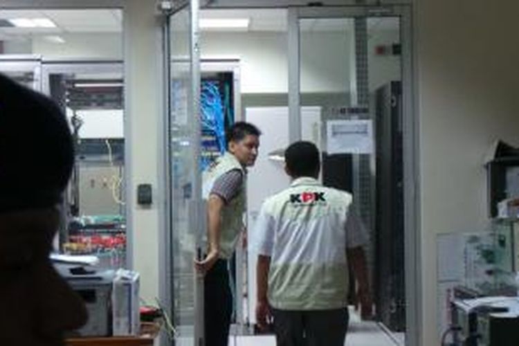 Penyidik KPK saat menggeledah ruang server DPR, di Jakarta, Kamis (16/1/2014).