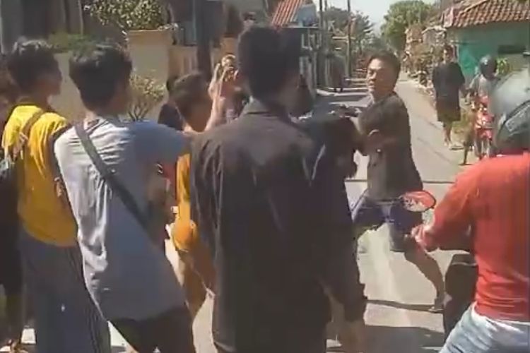 Warga saat mengepung dan menangkap dua maling yang nekat maling motor saat siang bolong di Desa Jatimulya, Kecamatan Kasokandel, Kabupaten Majalengka, Jawa Barat, Sabtu (6/9/2025).