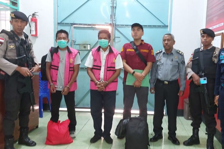 Foto: Kedua terdakwa mengenakan rompi tahanan sebelum diterbangkan menuju Kupang.