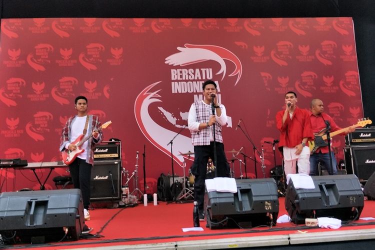 Grup musik RAN tampil menghibur relawan presiden-wakil presiden terpilih RI Joko Widodo-Maruf Amin di panggung hiburan di Silang Monas Barat Daya atau seberang Patung Arjuna Wiwaha (Patung Kuda), Minggu (20/10/2019). Tika dan Udjo Project Pop tampak menyaksikan penampilan mereka.