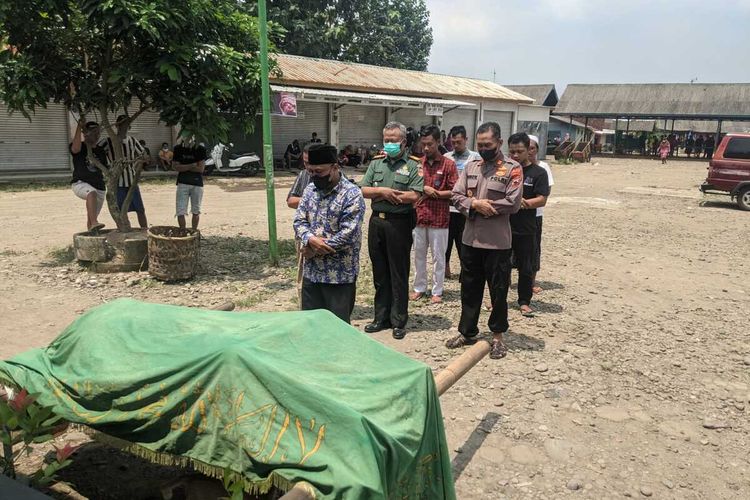 Jenazah PPA (27) warga Desa Bantarbolang, Pemalang yang nekat gantungdiri di Salatkan sebelum dimakamkan.