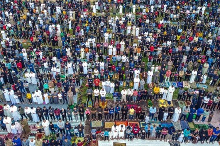 Foto udara yang diambil oleh pesawat drone menunjukkan Muslim Palestina melakukan sholat Idul Fitri pagi, menandai berakhirnya bulan suci Ramadhan di Kota Gaza pada 2 Mei 2022. Kantor berita AFP baru-baru ini mengunggah cerita anak-anak Palestina cemas hingga tak bisa tidur akibat hadirnya drone Israel.