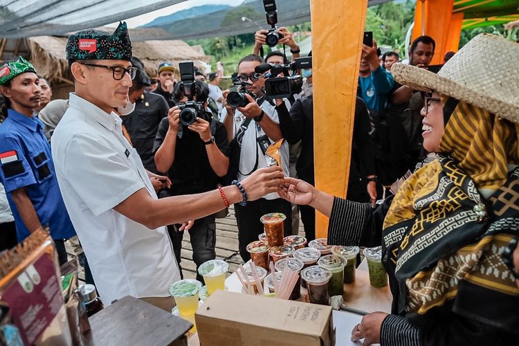 Menparekraf Sandiaga Salahuddin Uno tengah melihat produk salah satu UMKM di Desa Wisata Baros, Kabupaten Bandung, Jawa Barat, Minggu (22/01/2023).