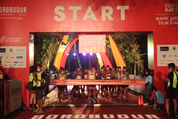 Para pelari Elite Race Borobudur Marathon 2021 bersiap untuk start, Sabtu (27/11/2021), di Kompleks Taman Lumbini, Candi Borobudur.