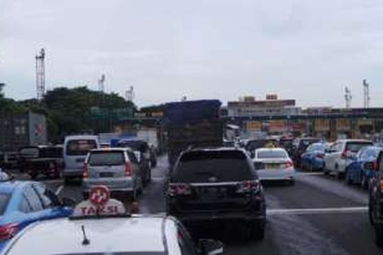 Antrean kendaraan di Gerbang Tol Kapuk di Jalan Tol Prof Sedyatmo, Jumat (18/3/2016) siang. Antrean  terjadi akibat kendaraan dari arah Bandara Soekarno-Hatta dan Pelabuhan Merak, baik yang menuju Slipi ataupun Grogol, berebut masuk pintu tol reguler yang letaknya ada di tengah gerbang tol. 