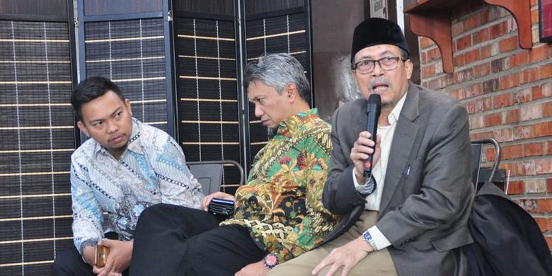 Guru Besar Hukum Islam UIN Syarif Hidayatullah Jakarta, Amin Suma, (kanan), memberikan paparan mengenai kaitan pertanahan dan wakaf dalam tinjauan fiqih dalam diskusi publik terkait RUU Pertanahan dalam Perspektif Penguatan Wakaf.
