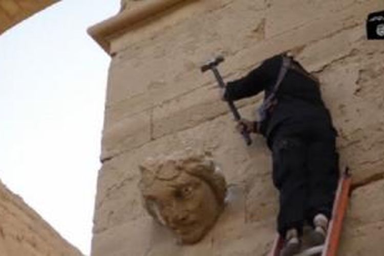 Video ISIS memperlihatkan anggota-anggota mereka menghancurkan artefak berusia ribuan tahun di Hatra, Irak. 