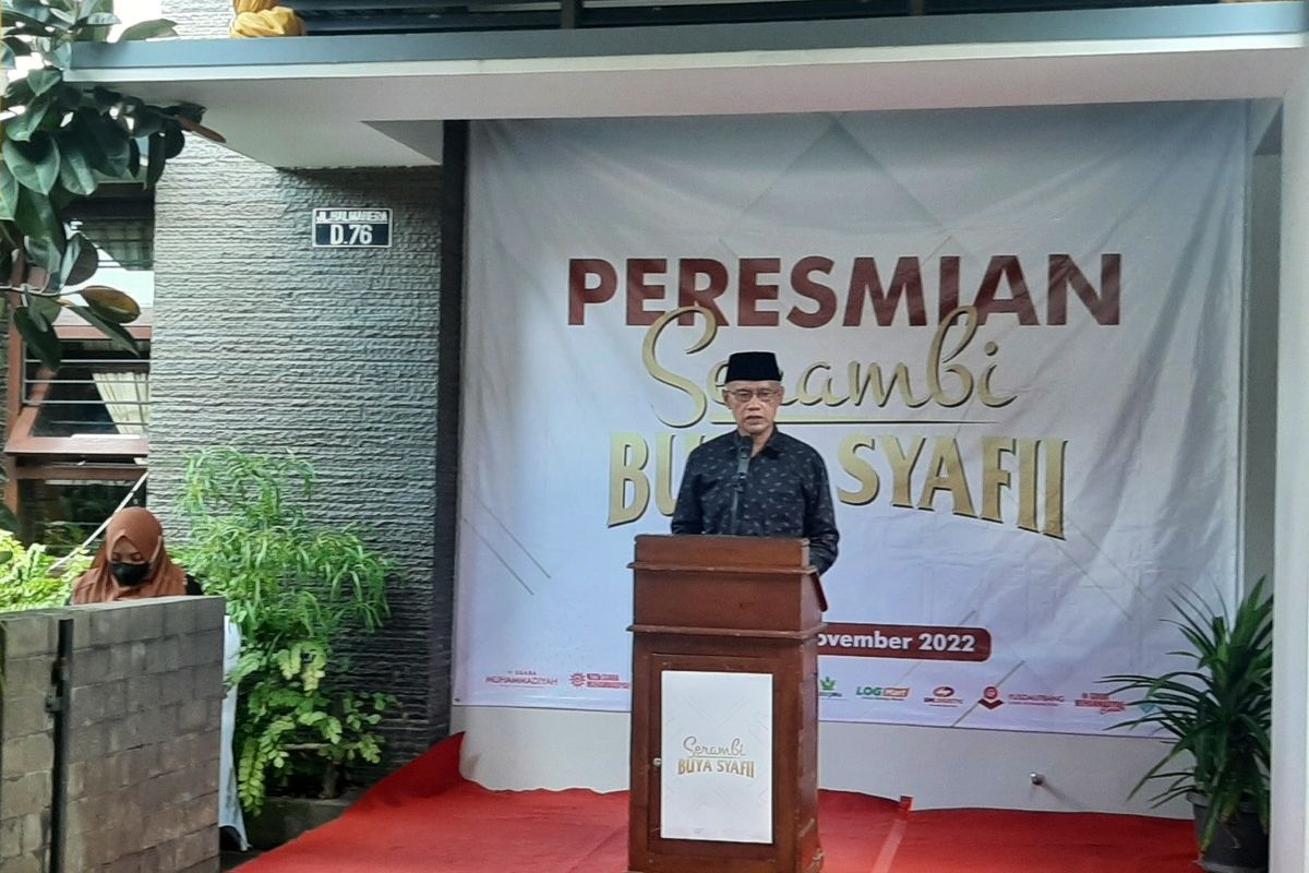 Ketua Umum Pimpinan Pusat (PP) Muhammadiyah Haedar Nashir saat sambutan diacara peresmian Serambi Buya Syafii di Jalan Halmahera D76, Perumahan Nogotirto, Kapanewon Gamping, Kabupaten Sleman, DI Yogyakarta.