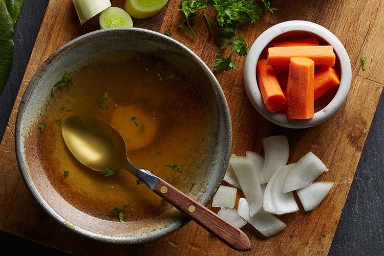 Ilustrasi kaldu sayur untuk stok bikin sup sayur simple.