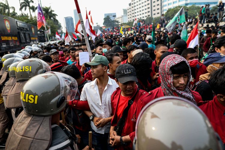 Polisi berjaga di Depan Gedung DPR/MPR, Jalan Gatot Subroto, Senayan, Jakarta Pusat, Selasa (24/9/2019).