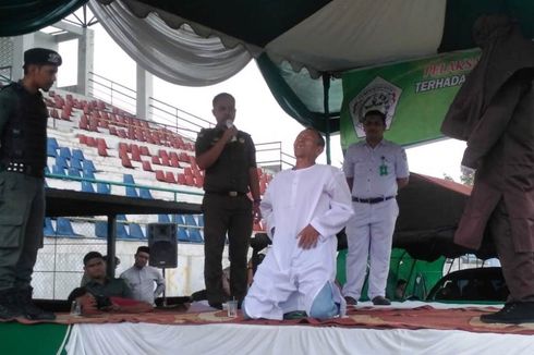 Pelaku Pencabulan Menjerit Kesakitan, Eksekusi Cambuk Sempat Dihentikan 