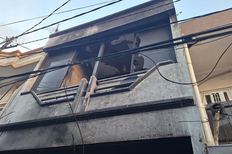 Keluarga Terjebak Kebakaran di Jakbar, Jasad Nenek Ditemukan Saat Berusaha Naik Tangga