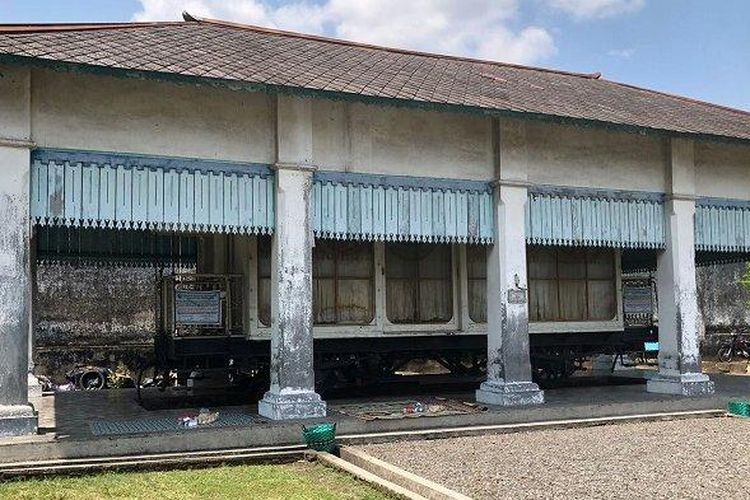 Mengungkap Sejarah Dua Gerbong Kereta di Alun-Alun Kidul Keraton Surakarta