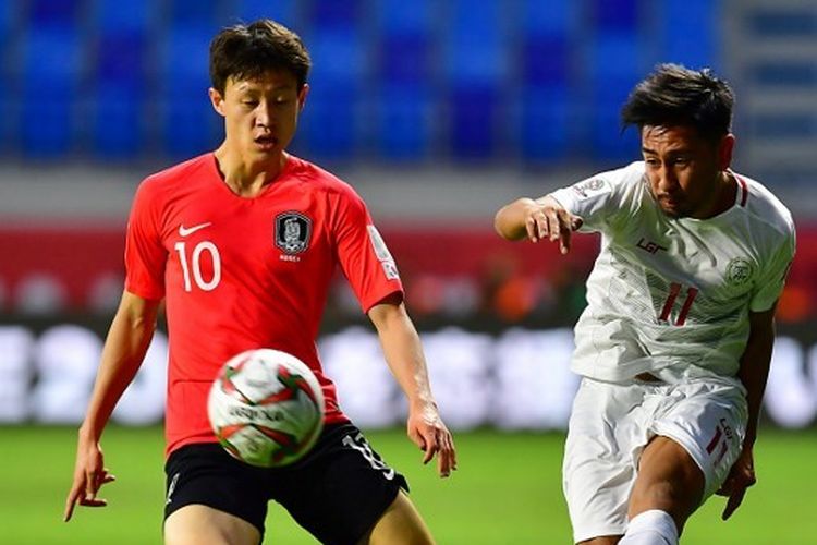 Penyerang Korea Selatan Jaesung Lee (kiri) berusaha merebut bola dari bek kiri Filipina pada laga fase grup Piala Asia 2019 di Stadion Al-Maktoum, Dubai, 7 Januari 2019.