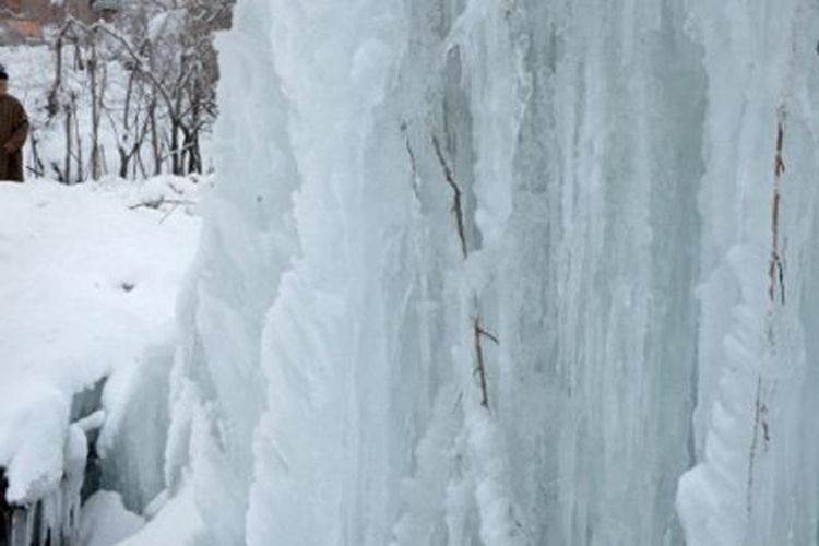 Salju tebal mewarnai wilayah di Tanmarg, sekitar 34 kilometer sebelah utara Srinagar, menyusul hujan salju pada 18 Januari 2017 lalu.
