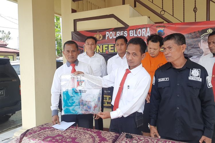 Polres Blora ungkap kasus dugaan penganiayaan yang dilakukan oleh bapak terhadap anak tirinya hingga tewas di Mapolres Blora, Senin (24/10/2022)