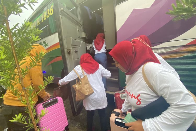 Para korban TPPO di Lampung diberangkatkan ke NTB dari Polda Lampung, Jumat (16/6/2023).