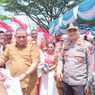 Pj Gubernur Papua Barat Daya Bagikan Bendera Merah Putih ke Pengendara
