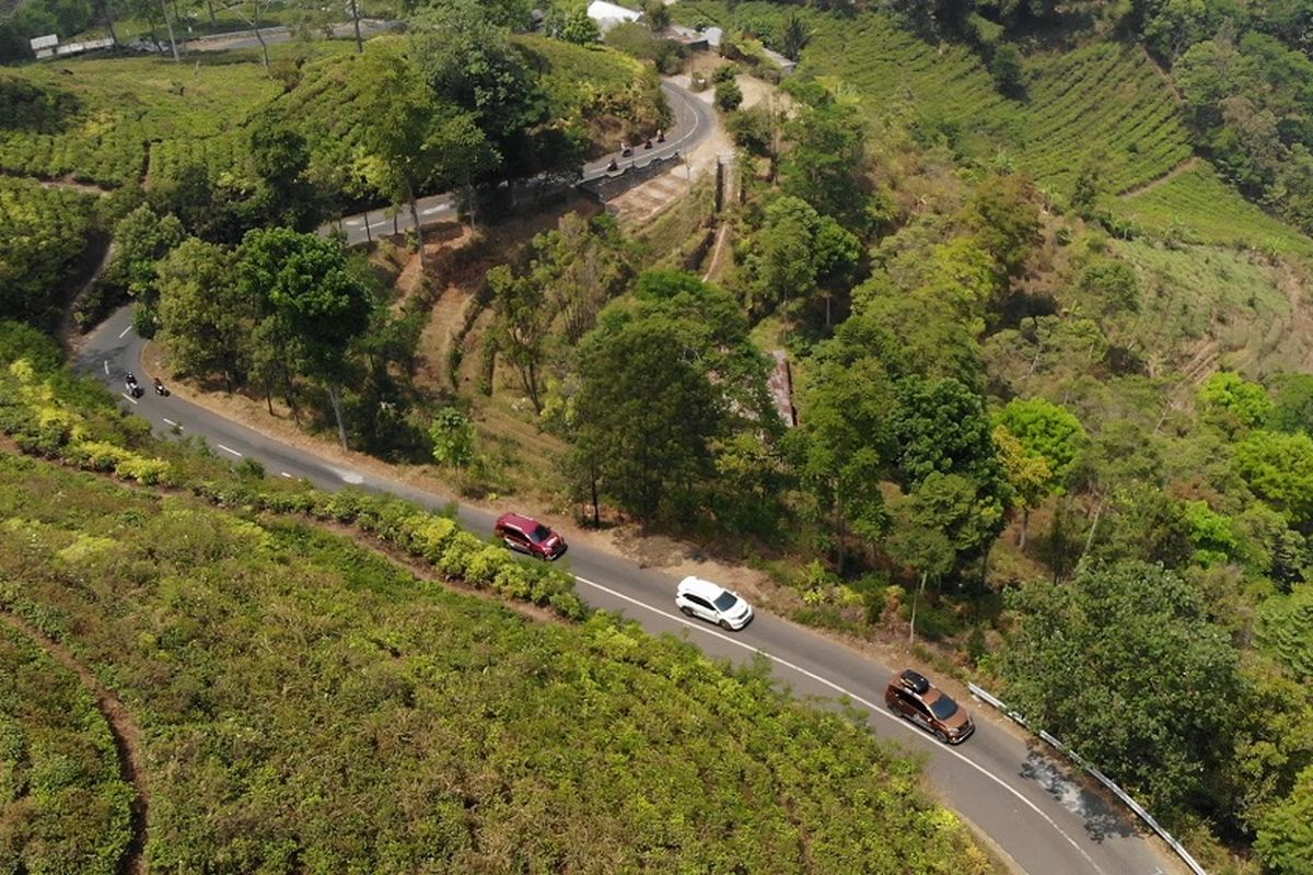 Honda BR-V tim Merapah 5 Warisan Budaya Batik mengunjungi kawasan kebun teh dan Candi Ceto