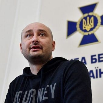 Jurnalis Rusia Arkady Babchenko yang dilaporkan tewas terbunuh di ibu kota Ukraina pada 29 Mei, muncul saat konferensi pers di Kiev, Rabu (30/5/2018).