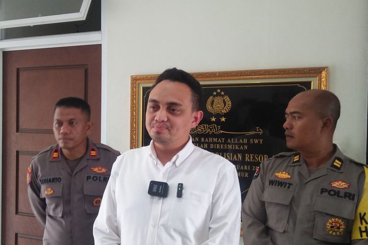 Kasatreskrim Polres Gresik AKP Aldhino Prima Wirdhan (tengah), saat memberi keterangan kepada awak media di Mapolres Gresik, Jawa Timur, Senin (18/12/2023).