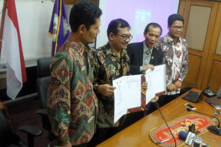 Ketua Komisi Nasional Hak Asasi Manusia (Komnas HAM) Nur Kholis dan Direktur International NGO Forum on Indonesian Development (INFID) Sugeng Bahagijo menandatangani nota kesepahaman terkait kerja sama dalam mempromosikan konsep kota ramah HAM di kantor Komnas HAM, Menteng, Jakarta Pusat, Senin (15/5/2017).