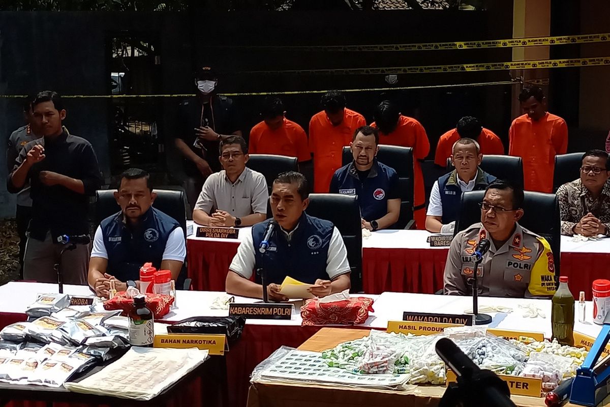 Kabareskrim Polri saat jumpa pers ungkap kasus peredaran narkoba jenis baru di dusun Pelem Kidul, Baturetno, Banguntapan, Bantul, DIY, Jumat (3/11/2023)