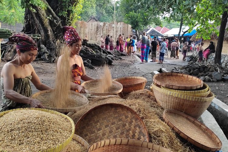 Prosesi menjelang adat Maulid Adat Karang Bajo, Bayan, Lombok Utara