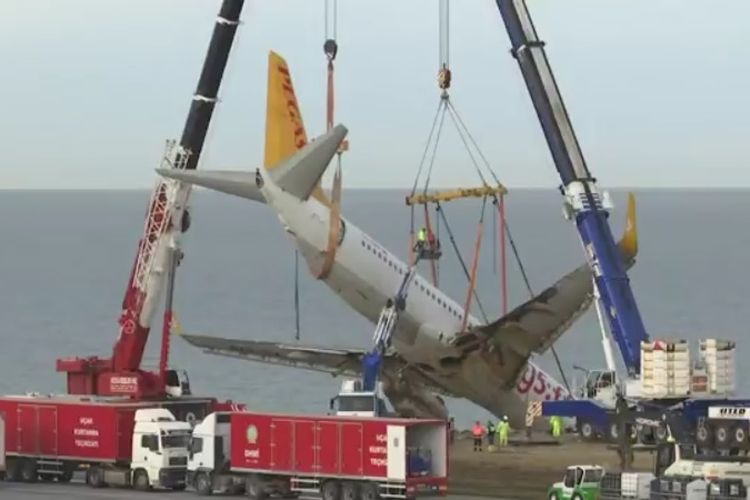 Dua crane digunakan untuk mengangkat badan pesawat Turki milik Pegasus Airlines. (potongan video dari Associated Press)