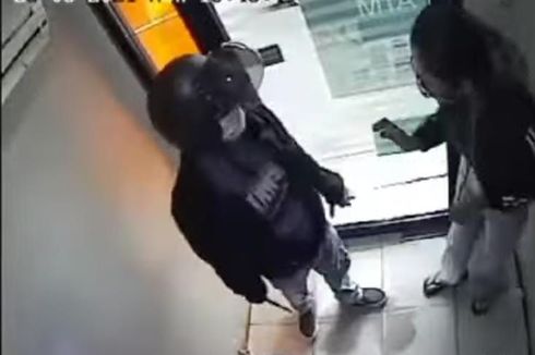 Terekam CCTV, Perampok yang Ancam Korban di Bilik ATM Ditangkap 