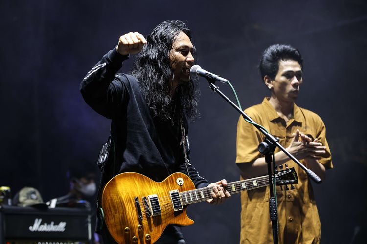 Navicula berkolaborasi dengan Ari Lesmana tampil di Guinness Smooth Session 2022 di Hutan Kota GBK Senayan, Jakarta pada Sabtu (30/7/2022). Sejumlah musisi seperti The Adams, Jason Ranti, Shaggy Dog tampil pada acara ini.