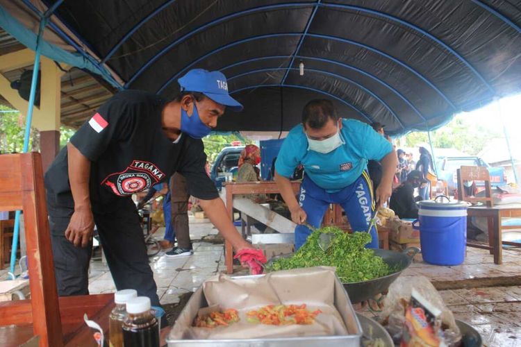 Dapur umum di Desa Sirau, Kecamatan Kemranjen, Kabupaten Banyumas, Jawa Tengah.