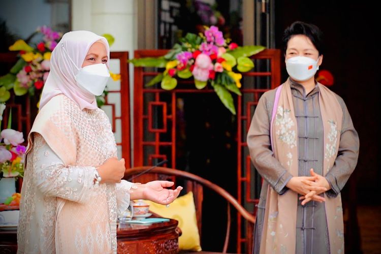 Ibu Iriana Joko Widodo bertemu istri Presiden China Xi Jinping, Madam Peng Liyuan di Diaoyutai State Guesthouse, Beijing, China, Selasa (26/7/2022) sore. 