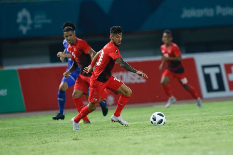 Stefano Lilipaly mencoba menerobos pertahanan lawan pada laga Indonesia vs Taiwan dalam pertandingan Grup A Asian Games 2018 di Stadion Patriot, 12 Agustus 2018. 