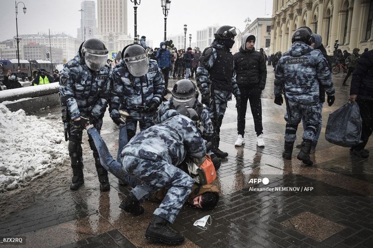 Polisi menangkap seorang pria dalam aksi unjuk rasa untuk mendukung pemimpin oposisi yang dipenjara Alexei Navalny di Moskwa, Rusia, pada Minggu 
(31/1/2021). Navalny, ditahan pada 17 Januari setelah kembali ke Moskwa setelah dirawat selama lima bulan di Jerman kstrena keracunan racun saraf. Setibanya di Moskwa, dia dipenjara selama 30 hari sambil menunggu persidangan karena melanggar hukuman percobaan yang dijatuhkan pada 2014. 