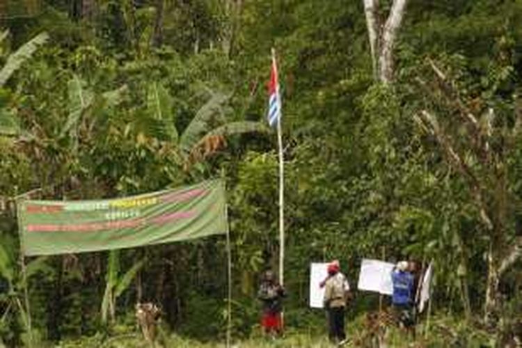 Pimpinan Tentara Pembebasan Nasional Organisasi Papua Merdeka Wilayah Pebatasan Keerom Papua, Lambert Peukikir (bercelana merah), Sabtu (25/7/2009), memimpin pengibaran bendera Bintang Kejora di pinggir Sungai Muru Kampung Wembi Keerom. TPN OPM mengancam akan terus melakukan aksi jika Pemerintah Indonesia tidak menyerahkan kembali Papua ke PBB untuk dilakukan referendum. Mereka mau menurunkan bendera setelah dimediasi  tokoh agama setempat Pastor John Djonga.