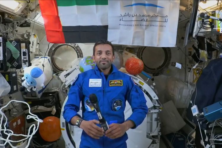 Foto yang disediakan oleh NASA ini menunjukkan astronot muslim asal Uni Emirat Arab (UEA) Sultan Al-Neyadi saat wawancara di Stasiun Ruang Angkasa Internasional (ISS) pada Selasa, 7 Maret 2023. 