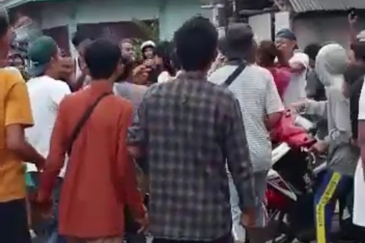 Seorang pria di Kabupaten Lebak, Provinsi Banten ngamuk di jalan raya hingga todongkan senjata, Senin (2/1/2023).