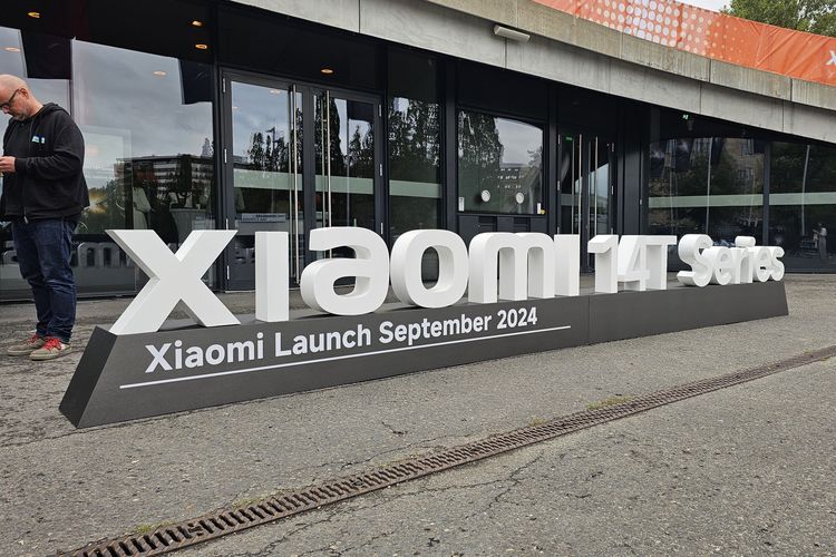 Tulisan Xiaomi 14T Series yang terpajang di depan Tempodrom, tempat berlangsungnya peluncuran Xiaomi 14T series di Berlin, Jerman.