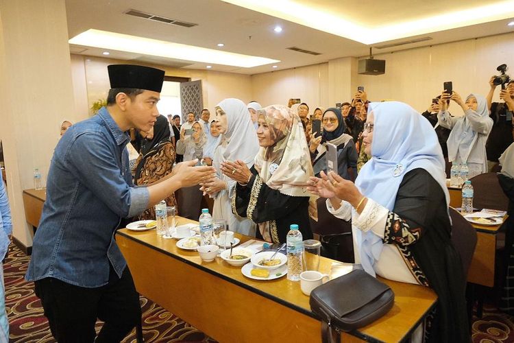 Cawapres nomor urut dua, Gibran Rakabuming Raka bertemu dengan sejumlah Bu Nyai Khos dan Nawaning se-Indonesia di Megaland Hotel, Purwosari, Surakarta, Selasa (23/1/2024).