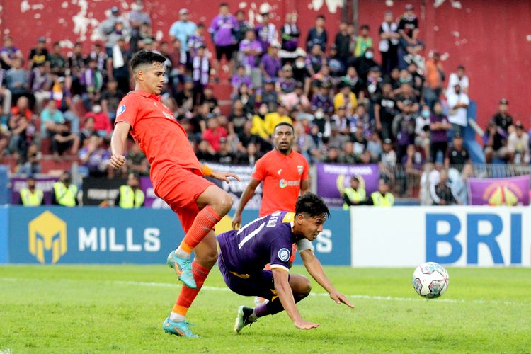 Pemain Borneo FC Matheus Pato berduel dengan Persik Kediri saat pertandingan pekan 4 Liga 1 2022-2023 yang berakhir dengan skor 1-2 di Stadion Brawijaya Kediri, Jumat (12/8/2022) sore.
