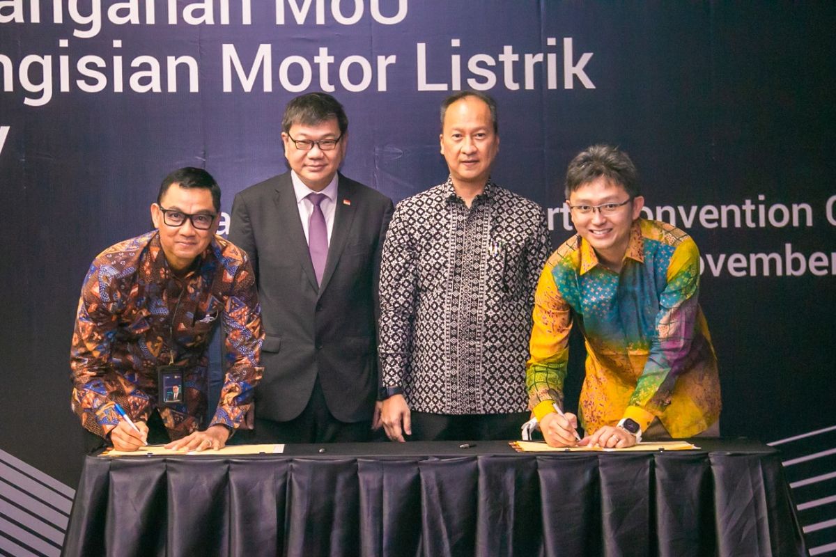 Menteri Perindustrian Agus Gumiwang Kartasasmita bersama Duta Besar Singapura untuk Indonesia Kwok Fook Seng menyaksikan Founder dan CEO ION Mobility, James Chan (kanan) dan Direktur Utama PLN Darmawan Prasodjo (kiri) melakukan MoU Solusi dan Servis Pengisian Motor Listrik di Jakarta, Rabu (2/11/2022).   