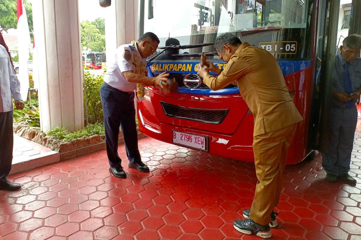 Dirjen Perhubungan Barat Kementerian Perhubungan Irjen Pol Risyapudin Nursin bersama Wali Kota Balikpapan Ridwan Mas'ud memecahkan kendata sebagai simbol dimulainya uji coba transportasi massal berbasis jalan dengan skema Buy The Service (BTS) bertajuk Balikpapan City Trans, Senin (1/7/2024).