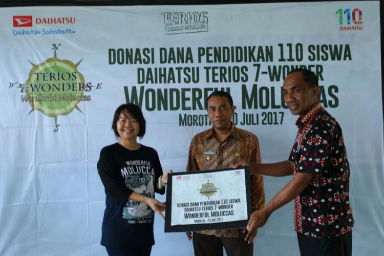 Tim Terios 7-Wonders memberikan donasi pendidikan di Morotai. 