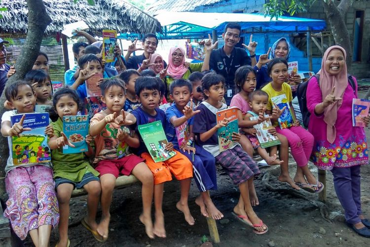 Nursyida Syam, bersama anak-anak dari Dusun Tangga, Desa Selengen, Khayangan, Lombok Utara.