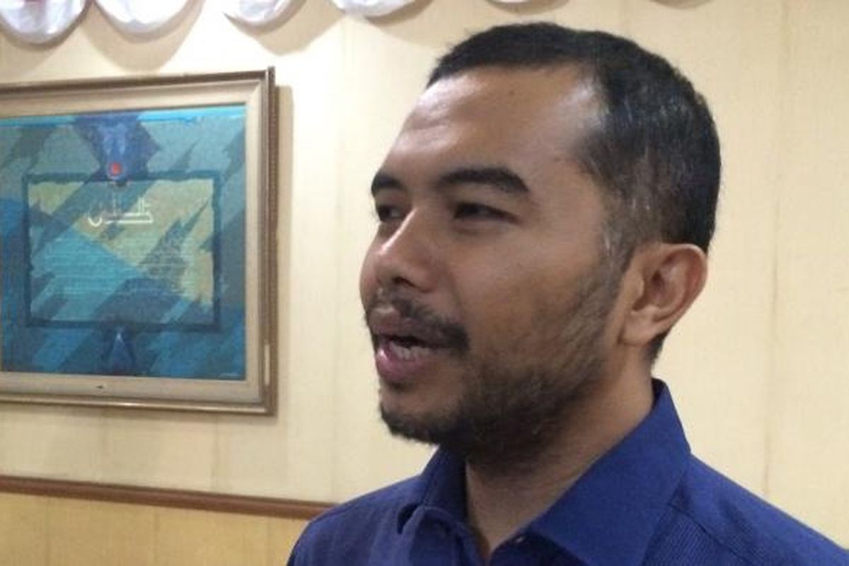 Koordinator Indonesian Corruption Watch (ICW) Adnan Topan Husodo dalam Diskusi Berseri Madrasah Anti Korupsi Seri 11 di Jakarta, Senin (19/9/2016).