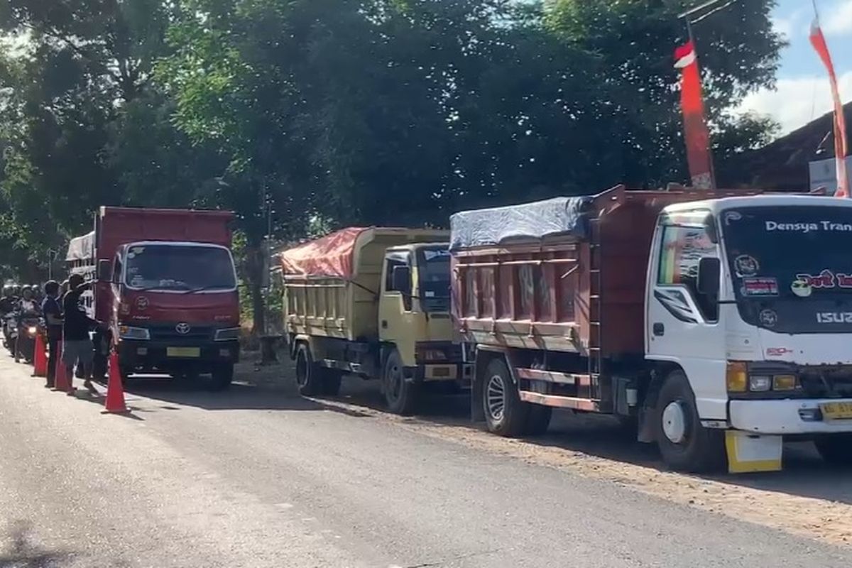 Warga di Desa Jimbe, Desa Plalangan, dan Desa Jenangan, Kecamatan Jenangan, Kabupaten Ponorogo, menghentikan puluhan truk dump tambang yang melintas di sepanjang Jalan Raya Ponorogo-Jenangan. Warga resah dengan sejeumlah kerusakan jalan yang diakibatkan oleh operasional dump truk tambang yang melintas di kawasan mereka.