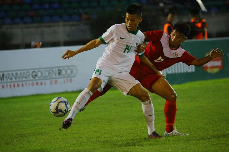 Aksi pemain timnas U-19 Indonesia, Feby Eka Putra, ketika menghindari ancaman pemain Filipina pada pertandingan Piala AFF U-18 di Myanmar, Kamis (7/9/2017).