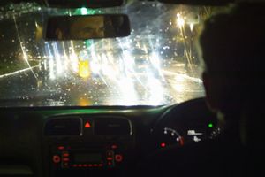 Kenapa Lampu Mobil Lain Bikin Silau Saat Malam? Ini Penjelasan Pakar Inggris